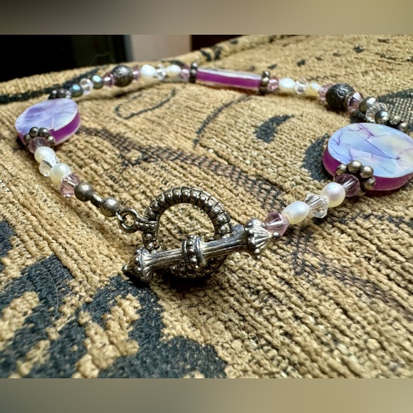 Iridescent shell, silver and crystal bead bracelet. - Picture 8 of 10